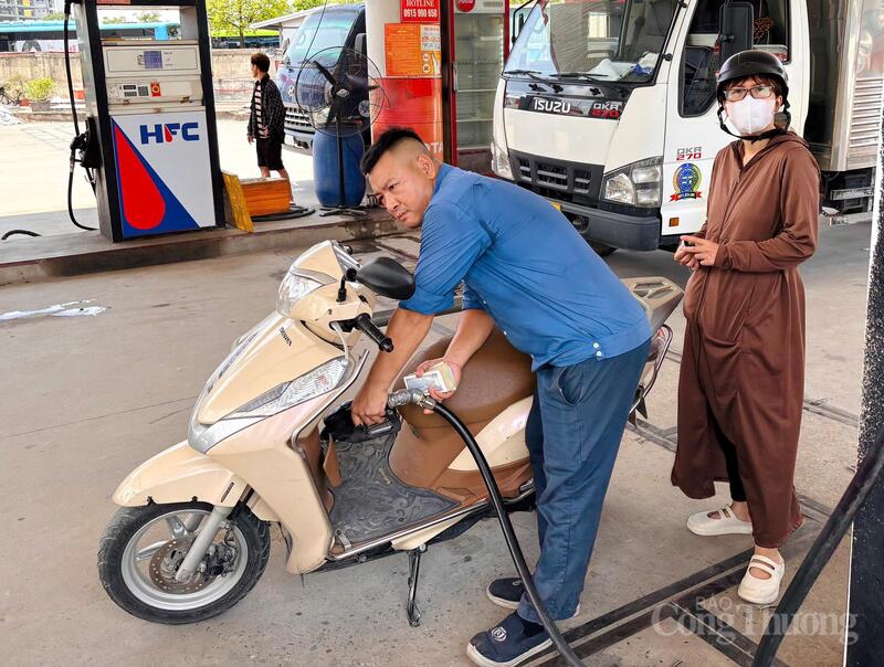 Tại cửa hàng xăng dầu HFC (70 đường Phan Trọng Tuệ), người dân tiếp cận nhiên liệu sinh học E10 với tâm thế cởi mở và chủ động tìm hiểu. Ảnh: Nhật Chi