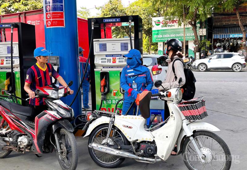 Hoạt động phân phối xăng E10 diễn ra ổn định tại nhiều cửa hàng xăng dầu ở Hà Nội trong ngày đầu triển khai trên toàn quốc. Ảnh: Nhật Chi