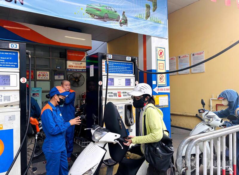 Tại cửa hàng Petrolimex số 14 trên đường Thuỵ Khuê, nhiều người dân cho biết, họ đã chủ động trải nghiệm xăng E10 trong thời gian bán thử nghiệm. Ảnh: Nhật Chi