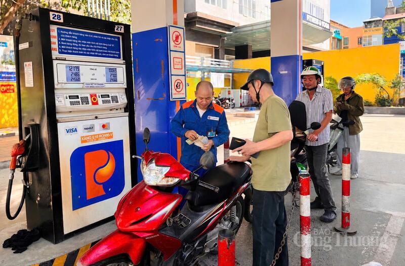 Trên phố Nguyễn Lương Bằng, nhân viên tại cửa hàng xăng dầu Petrolimex số 30 chia sẻ, cửa hàng đã triển khai bán xăng E10 từ cuối tháng 5. Ảnh: Nhật Chi