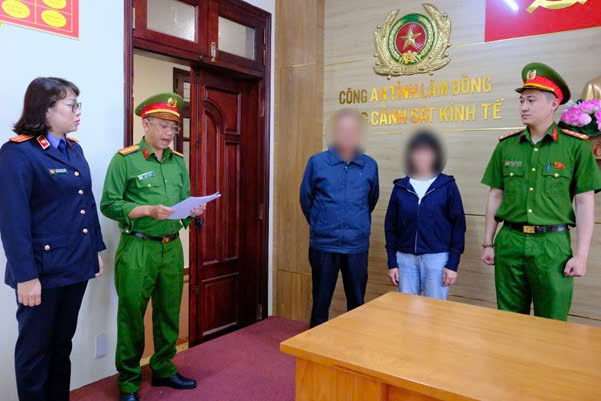 Lực lượng Công an và đại diện Viện Kiểm sát nhân dân tỉnh Lâm Đồng triển khai các quyết định tố tụng đối với 2 bị can trong vụ án. Ảnh: CACC