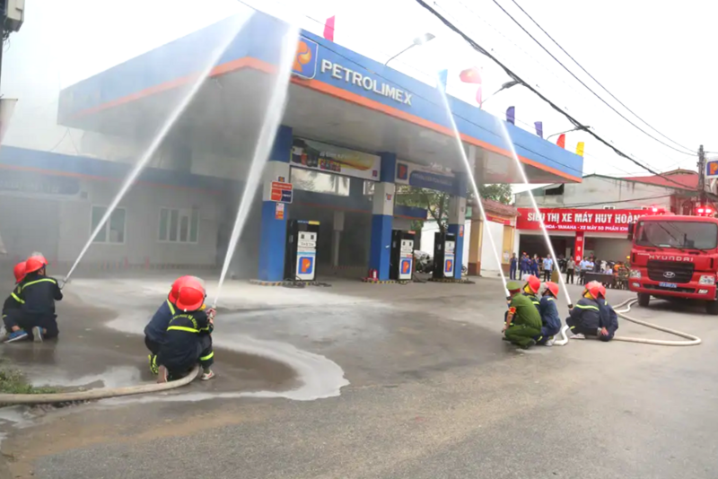 Lực lượng chữa cháy cơ sở phối hợp thực tập chữa cháy để nâng cao tính chủ động trước mọi tình huống. Ảnh: Văn Trường