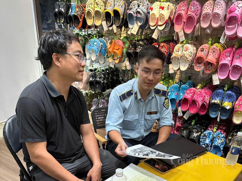 Bên cạnh kiểm tra, lực lượng Quản lý thị trường Đà Nẵng còn tăng cường tuyên truyền, tổ chức ký cam kết không kinh doanh hàng giả, hàng xâm phạm quyền sở hữu trí tuệ đến các cơ sở kinh doanh