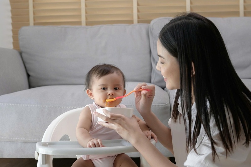 Không còn quan niệm "ăn no là đủ", nhiều gia đình trẻ hiện nay đang dành sự quan tâm đặc biệt đến chất lượng dinh dưỡng trong từng bữa ăn đầu đời của trẻ nhỏ. Ảnh: Lê Gia