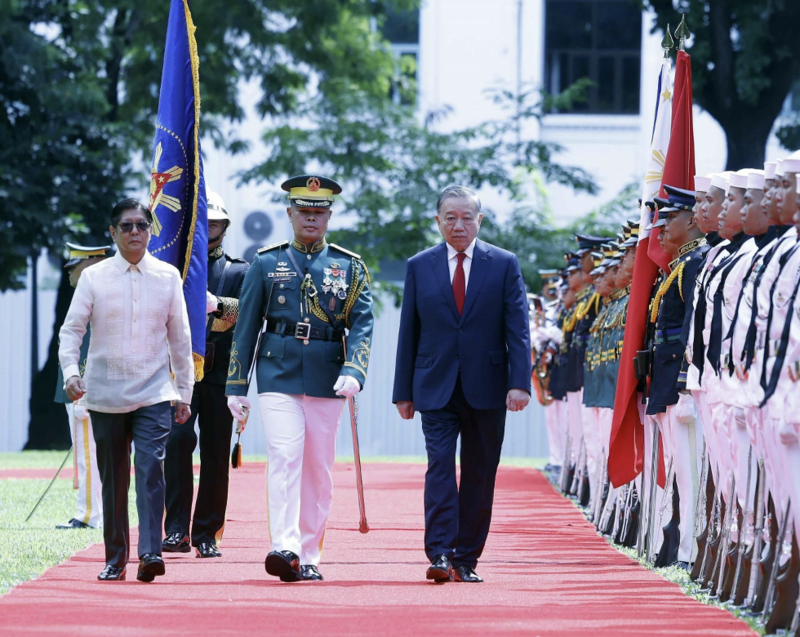 Tổng Bí thư, Chủ tịch nước Tô Lâm và Tổng thống Philippines Ferdinand Romualdez Marcos Jr. duyệt Đội danh dự. Ảnh: TTXVN
