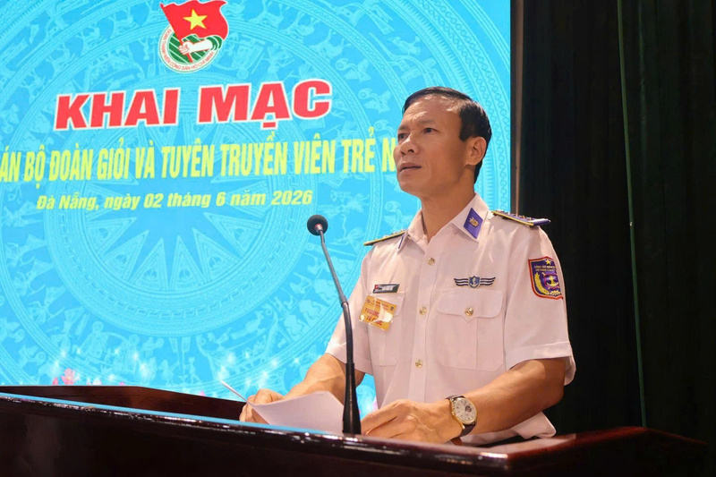 Kolonel Tran Hong Que, Wakil Komisaris Politik Komando Regional, menyampaikan sambutan pembukaan. Foto: Van Thuong