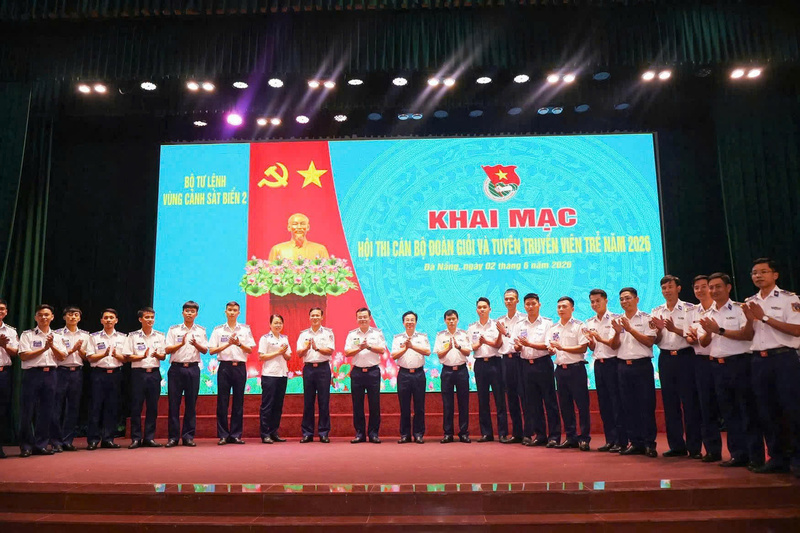 Komandan Komando Regional berbagi pengalaman dan memberikan semangat kepada para peserta. Foto: Van Thuong.