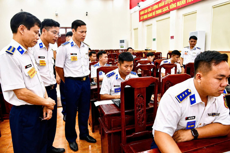 Para kandidat menyelesaikan bagian pengetahuan umum dari tes menggunakan perangkat lunak digital. Foto: Van Thuong