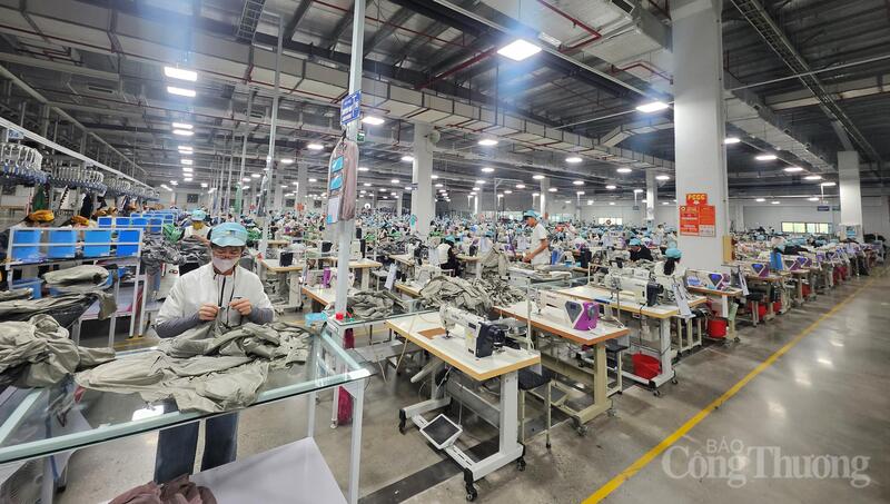 Hàng nghìn công nhân của Tổng Công ty May Bắc Giang LGG làm việc liên tục trên các chuyền may nhằm kịp tiến độ các đơn hàng xuất khẩu.