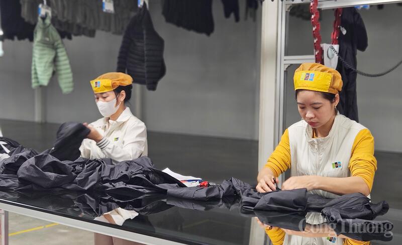 Công đoạn kiểm tra chất lượng trước khi đóng gói sản phẩm.