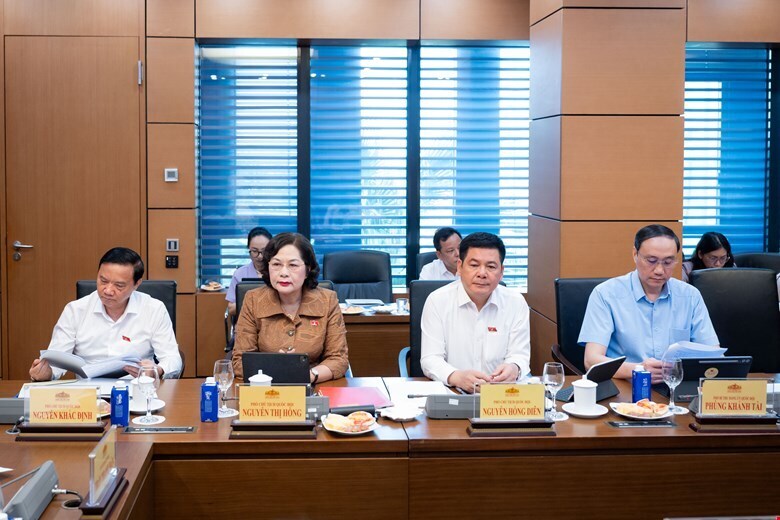 Các đại biểu tham dự cuộc họp.