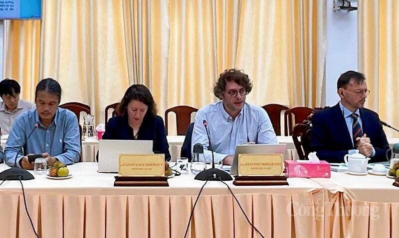 Ông Antoine Mougenot ((thứ hai bên phải qua) - Trưởng dự án AFD, phát biểu tại buổi làm việc. Ảnh: Khánh Ngọc