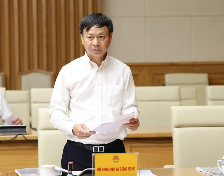 Thứ trưởng Bộ Khoa học và Công nghệ Hoàng Minh báo cáo tại hội nghị - Ảnh: VGP/Gia Huy
