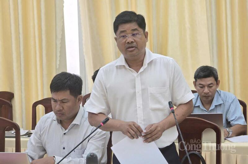 Ông Nguyễn Thanh Tùng, Phó Giám đốc Ban Quản lý Dự án đầu tư xây dựng công trình dân dụng và công nghiệp TP. Cần Thơ, báo cáo tại buổi làm việc.  Ảnh: Khánh Ngọc