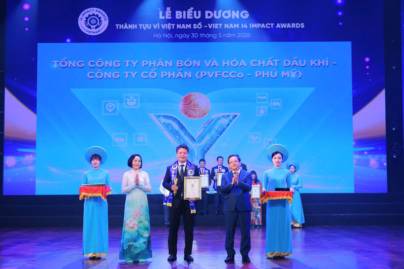 Đại diện PVFCCo Phú Mỹ nhận biểu trưng của chương trình. Ảnh: PVFCCo - Phú Mỹ