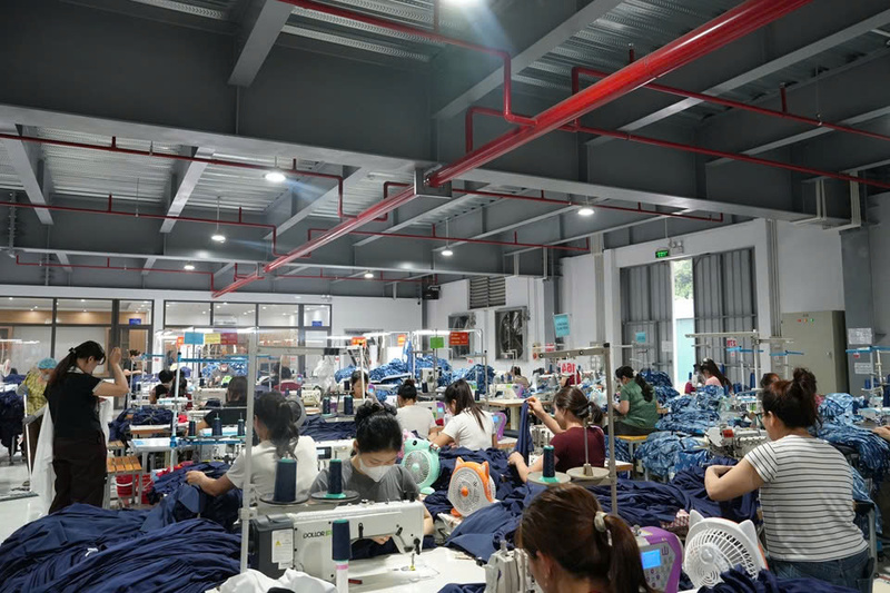 Hoạt động sản xuất tại xưởng may Phú Sơn được duy trì ổn định nhờ nguồn năng lượng sạch, đáp ứng tiêu chuẩn "xanh" của các đối tác quốc tế.