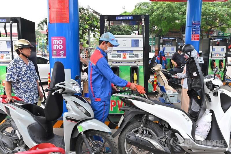 Người dân đổ xăng E10 trong ngày đầu đưa loại nhiên liệu này ra thị trường toàn quốc.