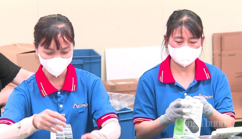 Không khí sản xuất khẩn trương tại Công ty TNHH International ACRO ở Khu công nghiệp Yên Lư.