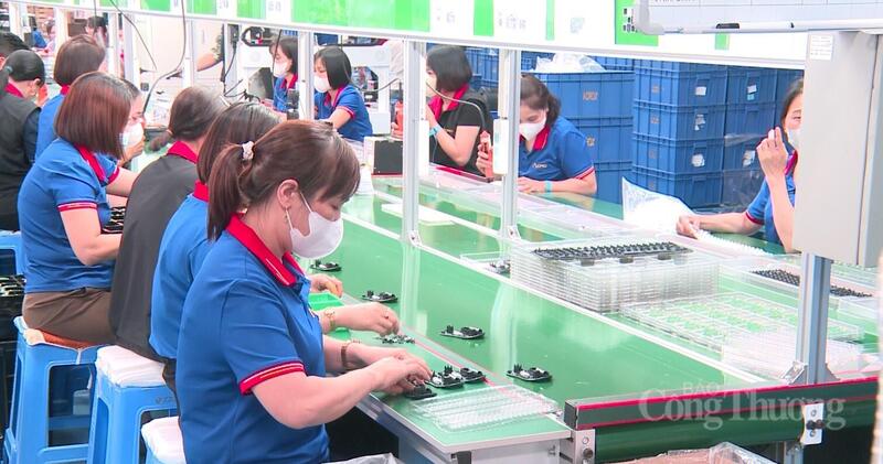 Công nhân tăng tốc hoàn thiện các đơn hàng cho những thương hiệu lớn như Walmart, HP , Target.