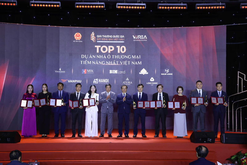 Top 10 dự án nhà ở thương mại tiềm năng nhất Việt Nam nhận Cúp vinh danh và Giấy chứng nhận.