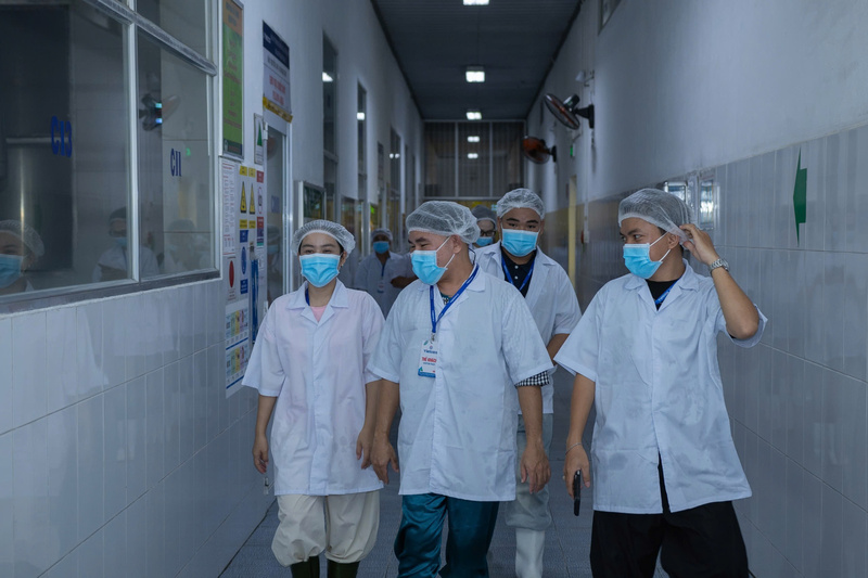 Nhà sáng tạo nội dung tham quan dây chuyền nhà máy Tetra Pak.