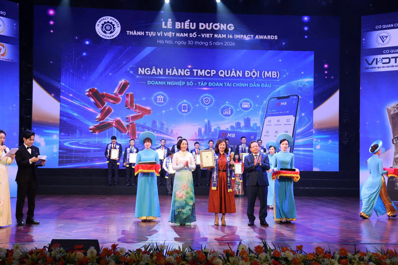 Bà Hà Thị Thuỳ Liên đại diện Ngân hàng TMCP Quân đội (MB) nhận giải thưởng Dịch vụ số xuất sắc