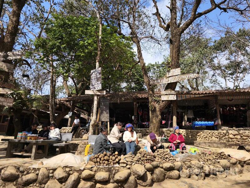 Chợ phiên họp vào thứ Bảy hàng tuần tại bản Sin Suối Hồ trở thành một sản phẩm du lịch hấp dẫn.