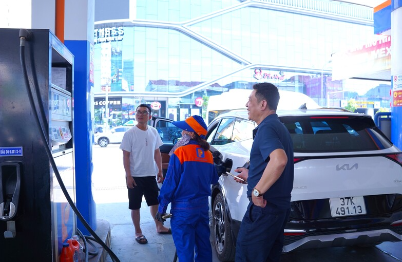 Người dân sử dụng xăng E10 để góp phần giảm phát thải, bảo vệ môi trường. Ảnh: Mai Liễu