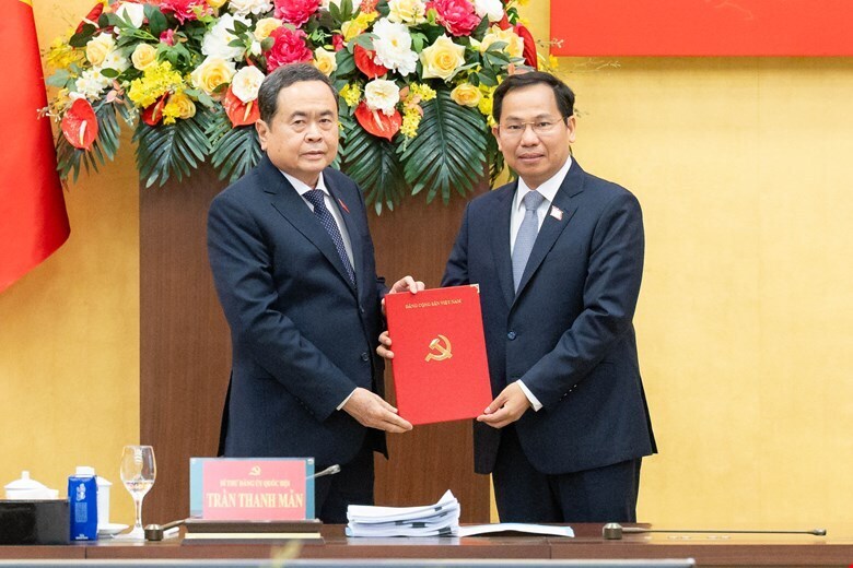 Chủ tịch Quốc hội Trần Thanh Mẫn trao Quyết định của Bộ Chính trị chỉ định kiêm nhiệm Phó Bí thư Đảng ủy Quốc hội và tham gia Thường trực Đảng ủy Quốc hội nhiệm kỳ 2025 - 2030 đối với đồng chí Lê Quang Mạnh.