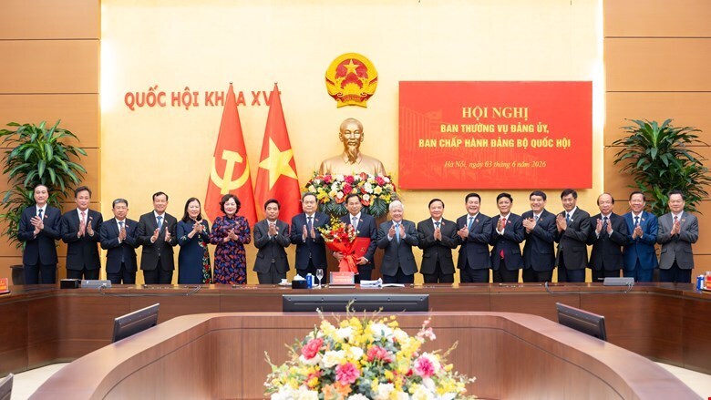 Chủ tịch Quốc hội Trần Thanh Mẫn và các đồng chí trong Ban Chấp hành Đảng bộ Quốc hội chúc mừng đồng chí Lê Quang Mạnh.
