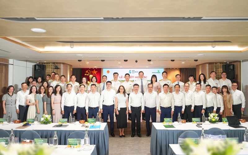 Lãnh đạo Cục Thuế, Ban lãnh đạo Vietcombank cùng đại diện lãnh đạo các chi nhánh Vietcombank trên địa bàn TP. Hà Nội chụp ảnh lưu niệm
