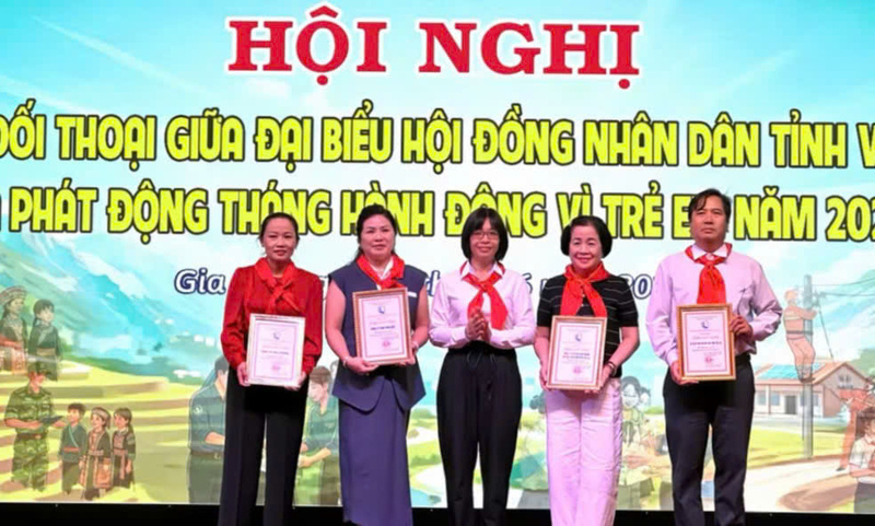 Phó Chủ tịch UBND tỉnh Nguyễn Thị Thanh Lịch trao bảng ghi nhận tấm lòng vàng cho các đơn vị, doanh nghiệp đồng hành cùng Quỹ Bảo trợ trẻ em tỉnh Gia Lai năm 2026. Ảnh: Thảo Khuy
