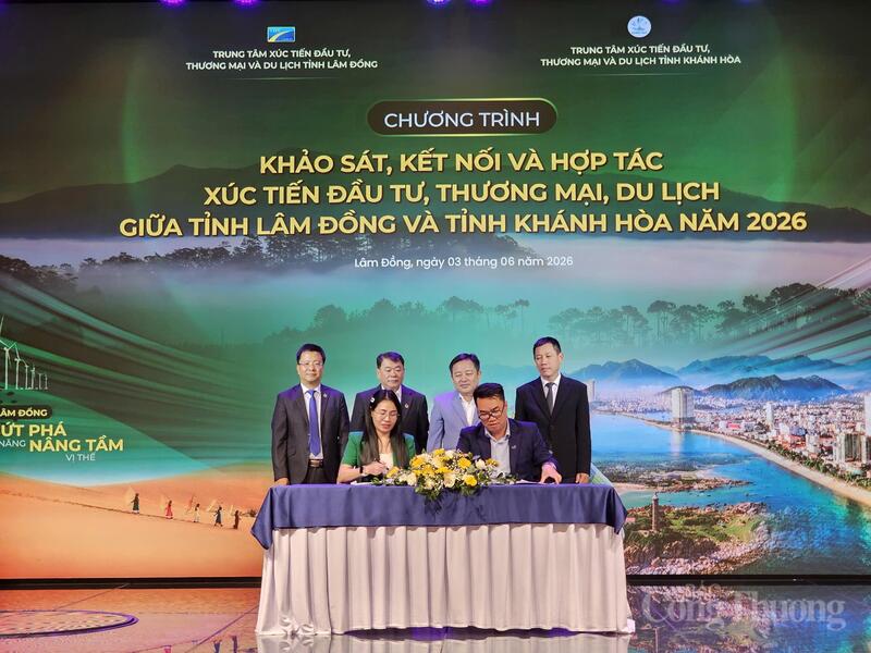 Các đơn vị ký kết biên bản ghi nhớ tại chương trình. Ảnh: Lê Sơn