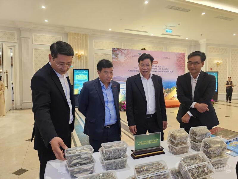 Ủy viên Ban Chấp hành Trung ương Đảng, Bí thư Tỉnh ủy Lâm Đồng Y Thanh Hà Niê Kđăm (áo sơ mi xanh) thăm quan các sản phẩm OCOP của tỉnh Khánh Hòa tại chương trình. Ảnh: Lê Sơn