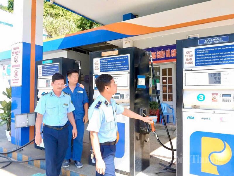 Lực lượng Quản lý thị trường tỉnh Lai Châu đã tăng cường công tác kiểm tra, giám sát tại các cửa hàng bán lẻ xăng dầu.