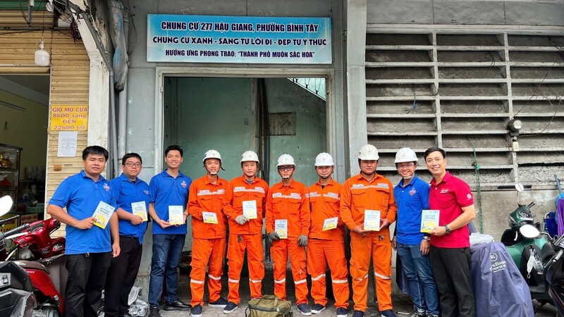 Đoàn Thanh Niên EVNHCMC thực hiện Chương trình tuyên truyền “Cùng bạn sử dụng điện an toàn, tiết kiệm” đến các hộ dân trên địa bàn phường Bình Tây. Ảnh: EVNHCMC.