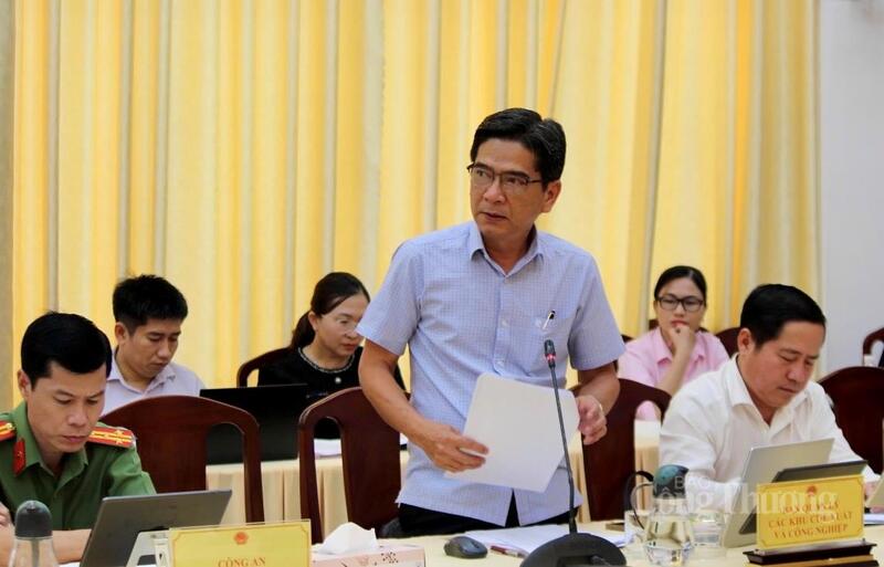 Ông Trần Ngọc Hùng - Quyền Trưởng Ban Quản lý các khu chế xuất và công nghiệp TP. Cần Thơ báo cáo và khuyến nghị nhiều giải pháp nhằm thúc đẩy tăng trưởng. Ảnh: Khánh Ngọc.