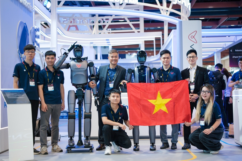 Đội ngũ VinRobotics cùng Tổng Giám đốc Ngô Quốc Hưng (thứ ba từ trái, hàng trên) tại ngày khai mạc Computex Taipei 2026, đánh dấu sự hiện diện của doanh nghiệp công nghệ Việt Nam tại một trong những sân khấu công nghệ lớn nhất thế giới. Nguồn: VinRobotics
