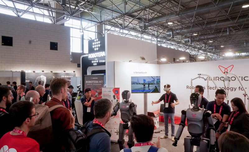 Tại ngày khai mạc ICRA 2026, người máy của VinRobotics gây ấn tượng với khả năng vận hành từ xa bằng công nghệ bắt chuyển động trên kính thực tế ảo, không cần thiết bị hỗ trợ bên ngoài. Nguồn: VinRobotics