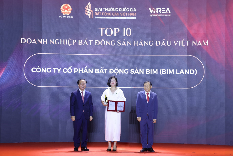 Thứ trưởng Bộ Xây dựng Nguyễn Văn Sinh (trái) và Chủ tịch Hiệp hội Bất động sản Việt Nam Nguyễn Văn Khôi vinh danh doanh nghiệp tối ngày 2/6/2026