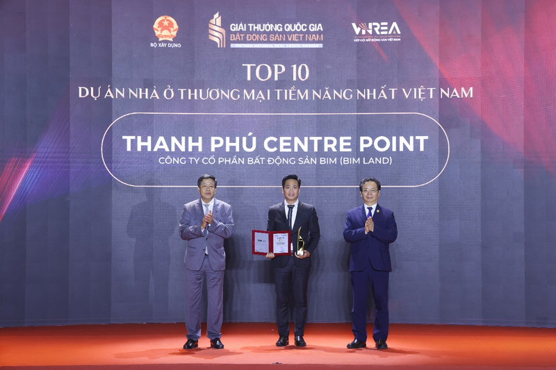 Ông Dương Đức Tuấn, Ủy viên Ban Thường vụ Thành ủy, Phó Chủ tịch Thường trực UBND TP. Hà Nội (trái) và GS. TS. Hoàng Văn Cường, Phó Chủ tịch Hội đồng Giáo sư Nhà nước, Phó Chủ tịch Hội Khoa học Kinh tế Việt Nam trao chứng nhận vinh danh
