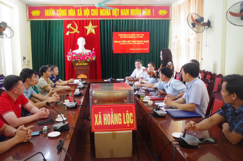 Quỹ Bảo hiểm xe cơ giới - Hiệp hội Bảo hiểm Việt Nam trao hỗ trợ nhân đạo nạn nhân tử vong do tai nạn giao thông tại xã Hoàng Lộc, tỉnh Thanh Hóa.