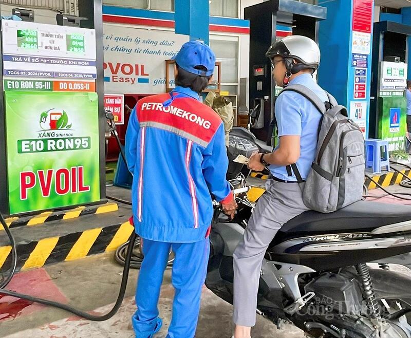 Tại Cần Thơ, người dân đã chủ động lựa chọn đổ xăng E10. Ảnh: Khánh Ngọc.
