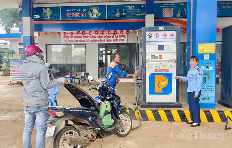 Chi cục Quản lý thị trường Gia Lai tăng cường công tác giám sát, kiểm tra việc triển khai kinh doanh xăng sinh học E10 tại các cửa hàng bán lẻ xăng dầu trên địa bàn tỉnh. Ảnh: QLTT