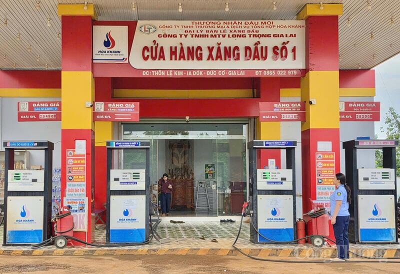 Lực lượng quản lý thị trường kiểm tra hoạt động kinh doanh xăng dầu tại Cửa hàng xăng dầu số 1 thuộc Công ty TNHH MTV Long Trọng Gia Lai.