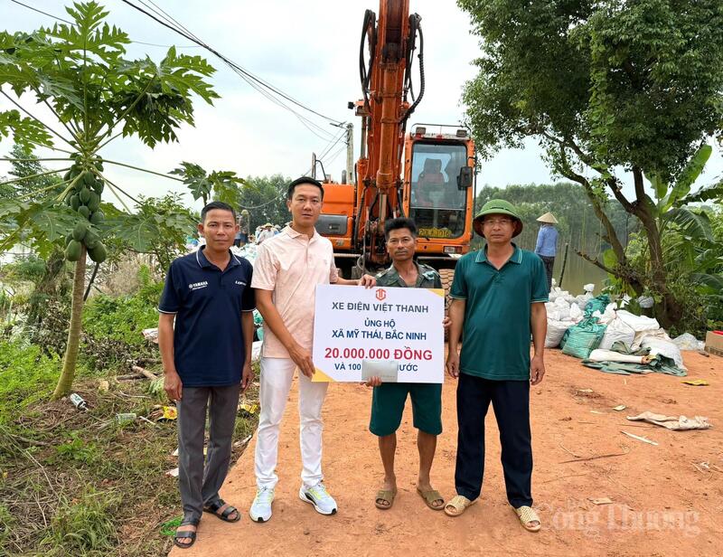 Xe điện Việt Thanh đồng hành cùng người dân để khắc phục hậu quả sau bão lũ.