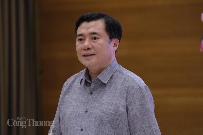 Thứ trưởng Bộ Công Thương Nguyễn Sinh Nhật Tân trả lời tại buổi họp báo. Ảnh: Trần Lê