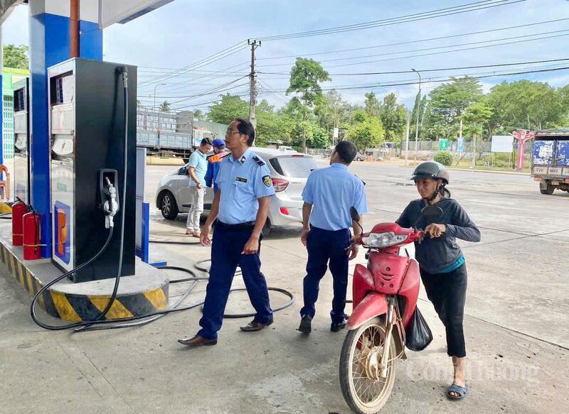 Cùng với công tác kiểm tra, lực lượng Quản lý thị trường tiếp tục đẩy mạnh tuyên truyền, phổ biến các quy định của pháp luật về kinh doanh xăng dầu đến các cơ sở kinh doanh. Ảnh: QLTT