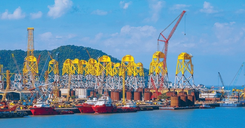 Chế tạo chân đế điện gió tại Trung tâm Công nghiệp Năng lượng và Hậu cần Kỹ thuật PTSC. Ảnh: Petrovietnam