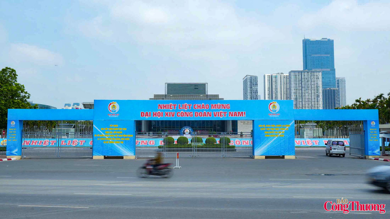 Cổng chào tại Trung tâm Hội nghị Quốc gia - nơi tổ chức Đại hội, đã hoàn tất, sẵn sàng đón đại biểu.